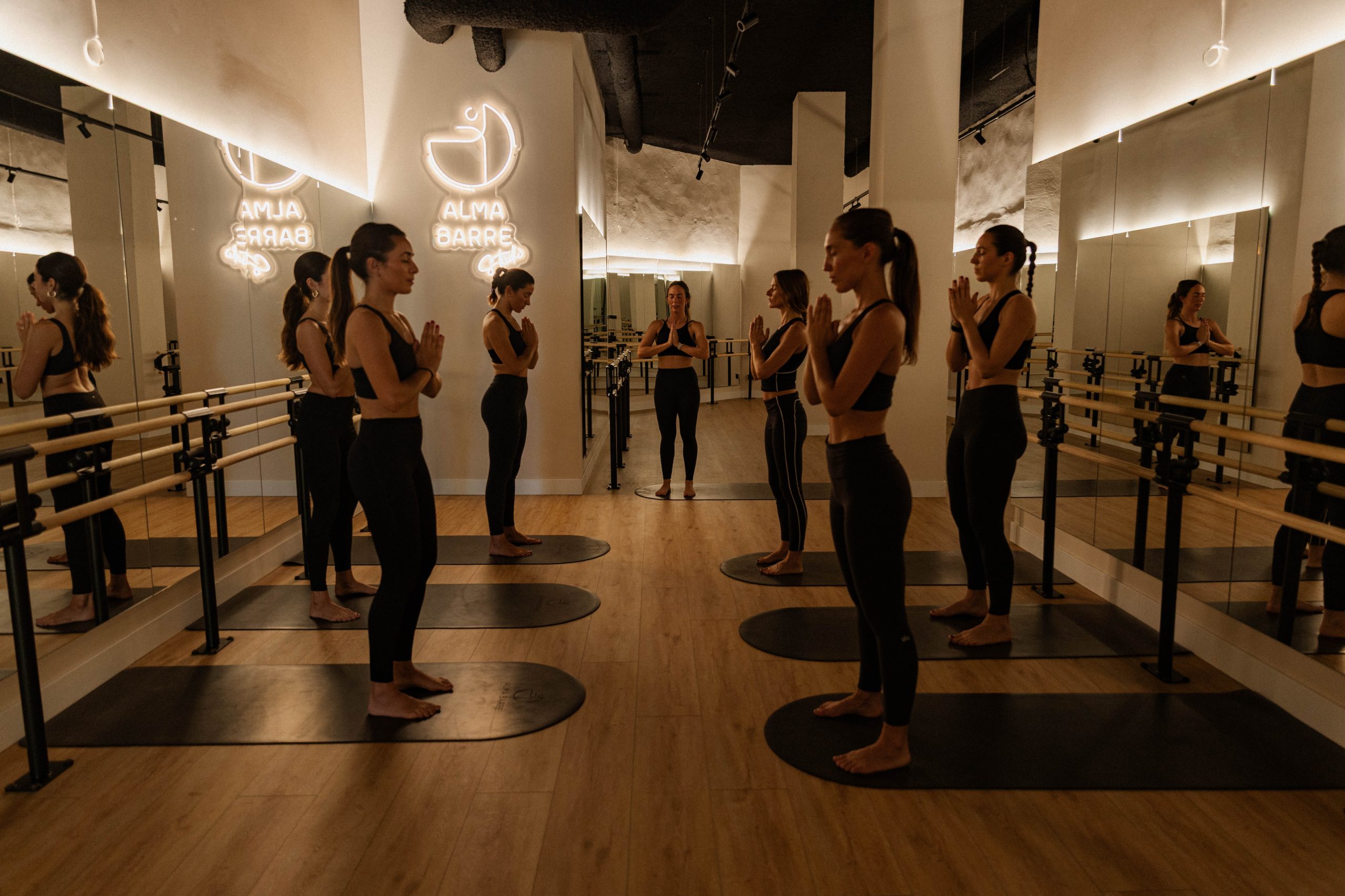 postura agradecimiento de yoga al terminar la clase