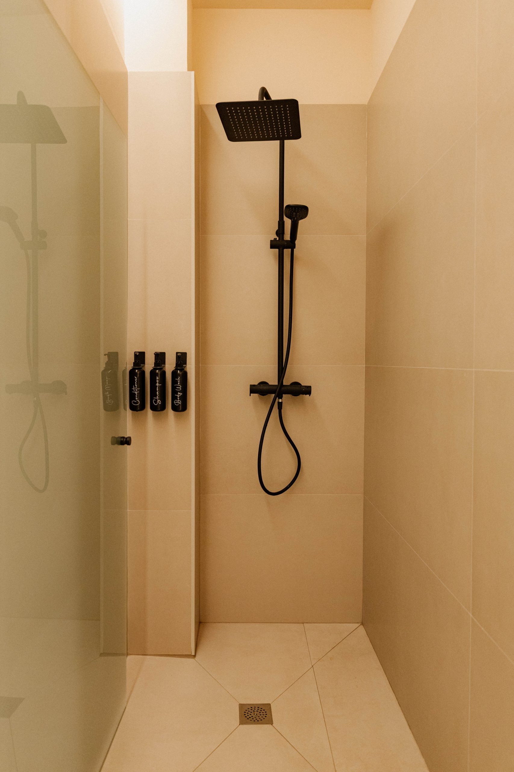 Duchas premium con gel, shampoo y acondicionador en los vestuarios de Alma Barre
