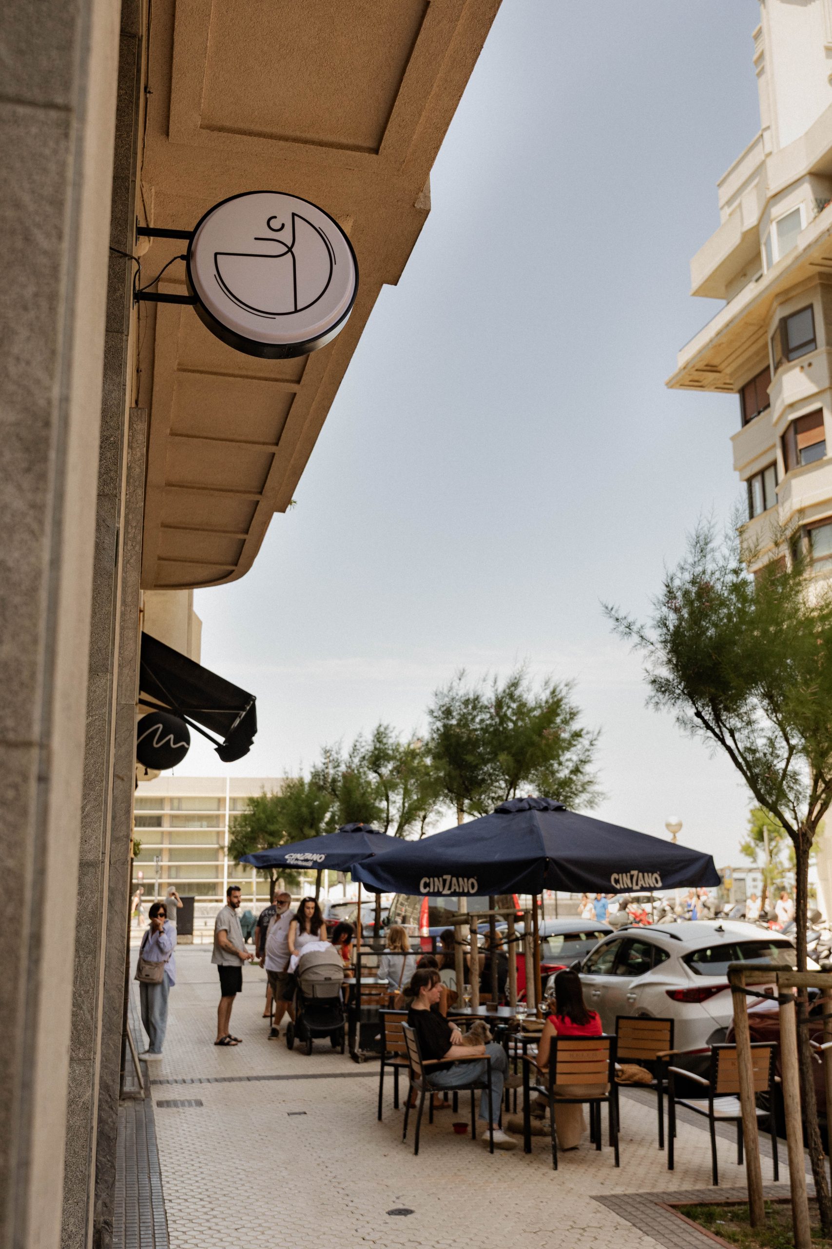 Calle y banderola de Alma Barre en Gros, cerca de la playa
