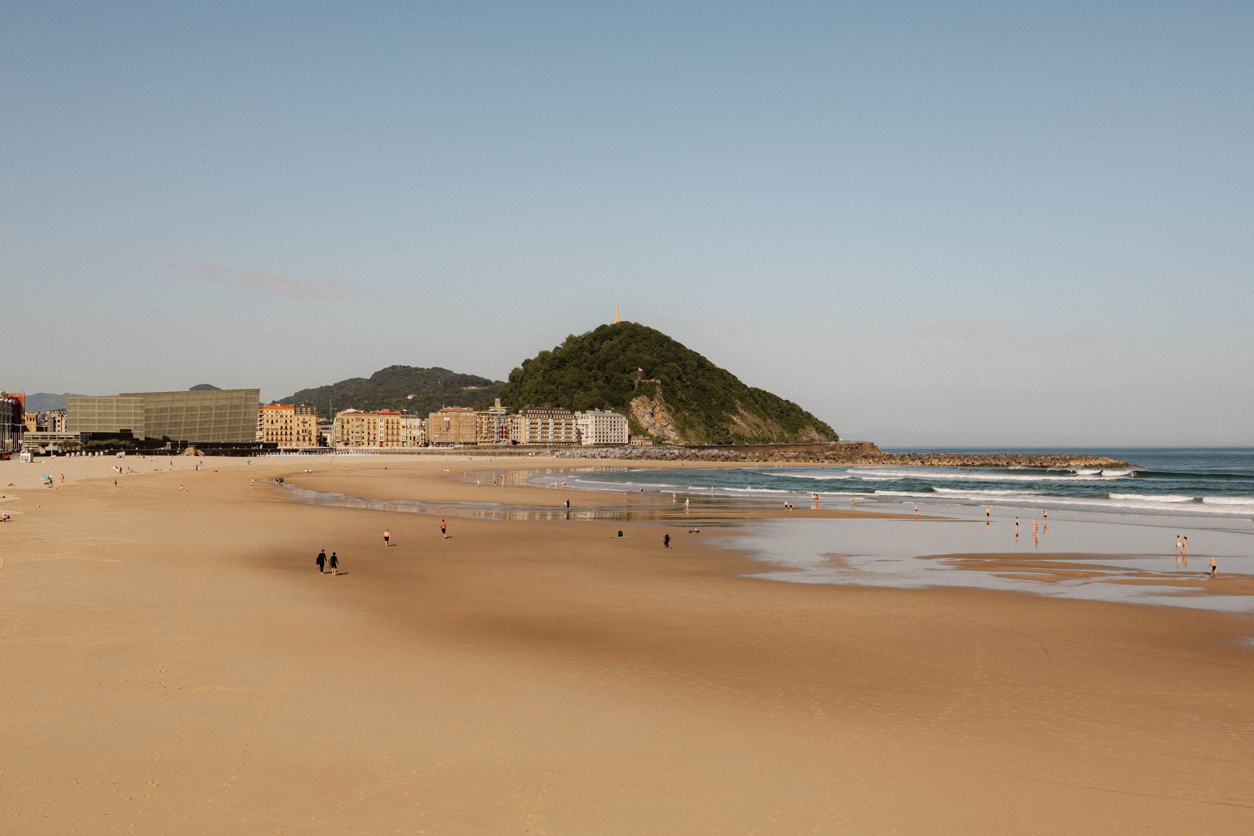 Playa de la Zurriola, a 2 minutos caminando del estudio Alma Barre